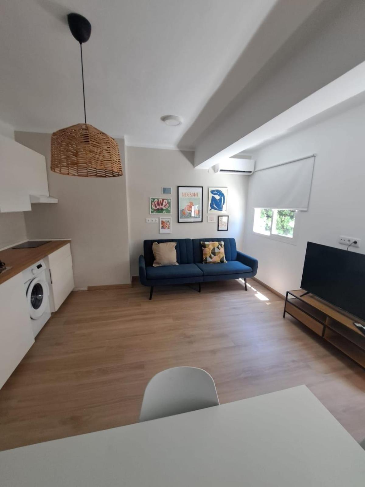 Modern 3br Near Center Apartment *